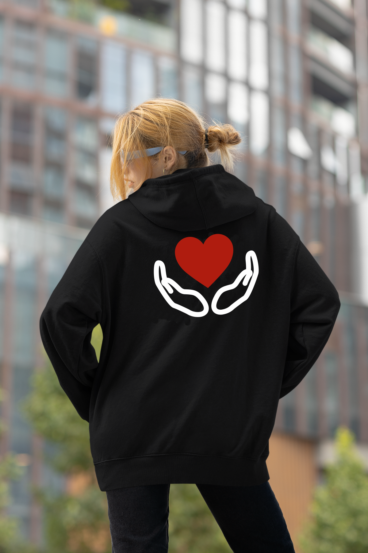 Heart in Hands Oversize Hoodie L - Arkaya  Baskı - Siyah