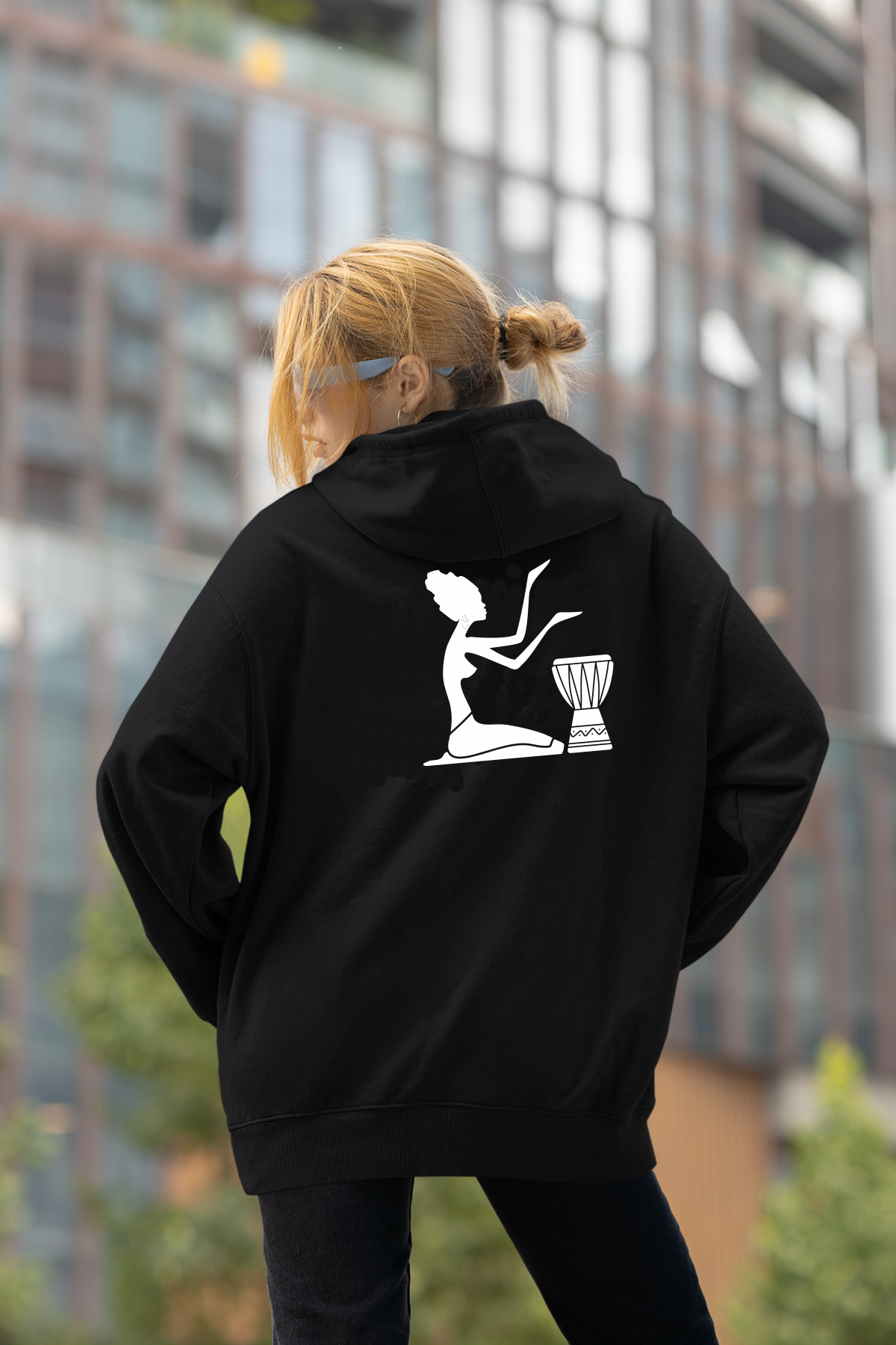 African Drum Player Oversize Hoodie L - Arkaya  Baskı - Siyah