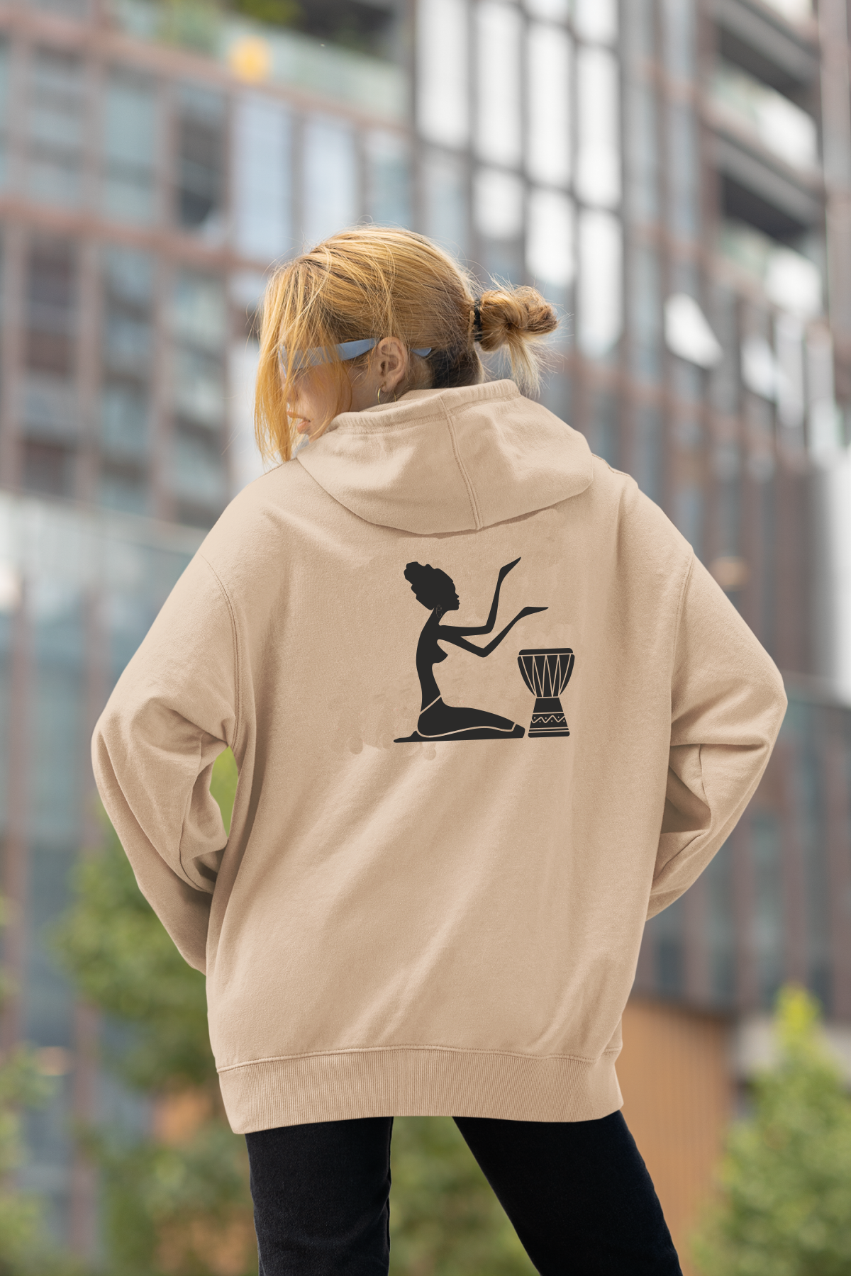 African Drum Player Oversize Hoodie M - Arkaya  Baskı - Taş Rengi